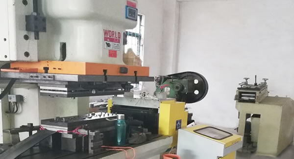 廣有五金新增合頁(yè)生產(chǎn)設(shè)備,能生產(chǎn)8-10MM厚度的合頁(yè)